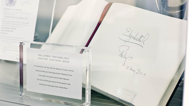 Firma de la reina de Inglaterra en el libro de visitas del Centro Tecnológico McLaren de Surrey