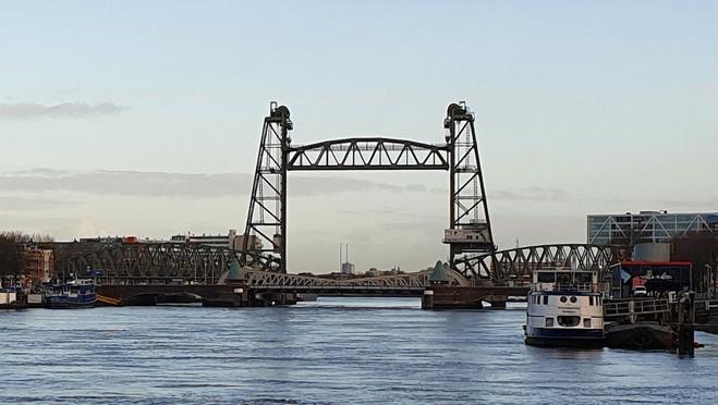 El icónico puente de Róterdam que impide la salida al mar del nuevo yate de millonario fundador de Amazon.