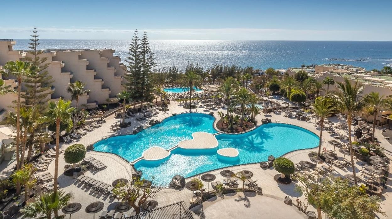 Vista de una de las piscinas del hotel Barceló Active Resort en Lanzarote