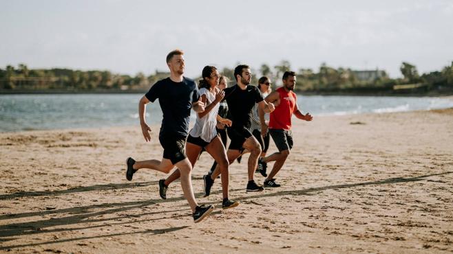 Si decides correr en la playa es mejor hacerlo con calzado adecuado.