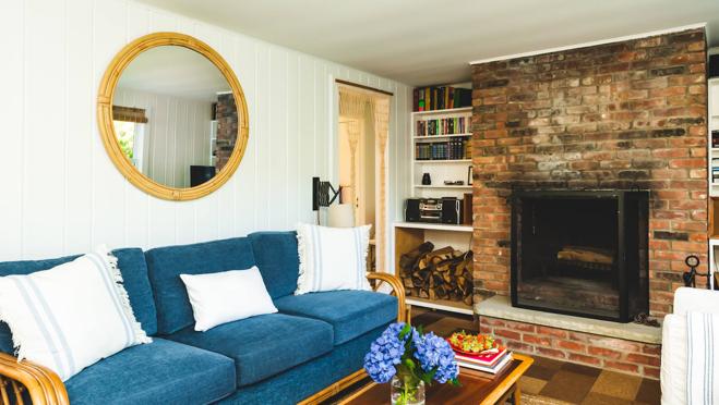 El salón con chimenea de la casa de Sarah Jessica Parker que alquila durante un fin de semana por solo 19,98 dólares, para rendir homenaje a su célebre peronsaje de Carrie Bradshaw.