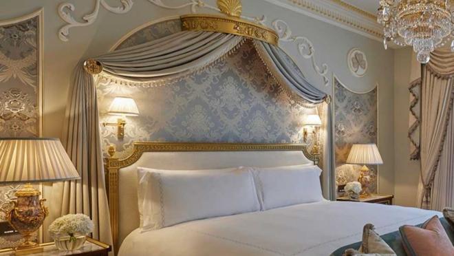 Una de las camas de la Suite Royal, la habitación favorita de don Juan Carlos cuando se hospeda en el hotel Claridge's.