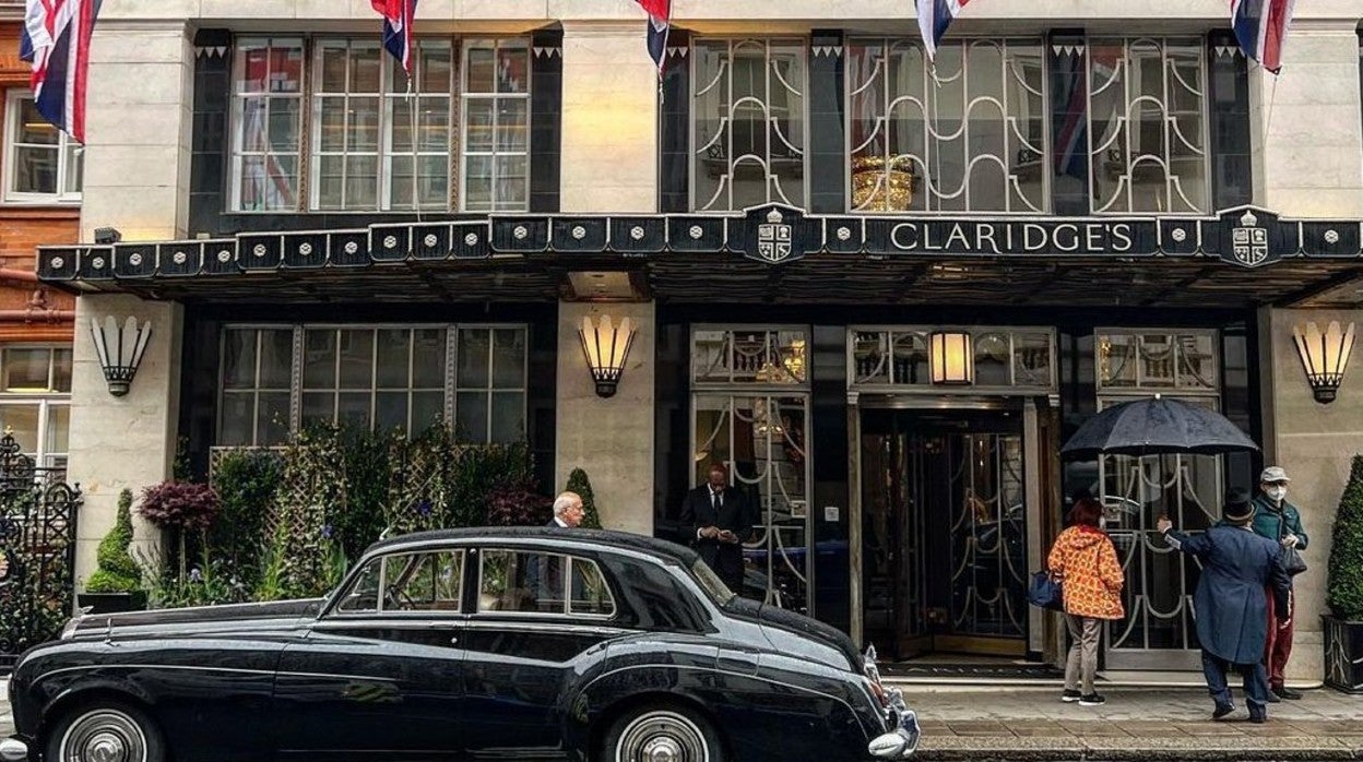 El hotel Claridge's es el favorito de la realeza, y donde se hospeda don Juan Carlos y doña Sofía en Londres para los funerales de Isabel II.