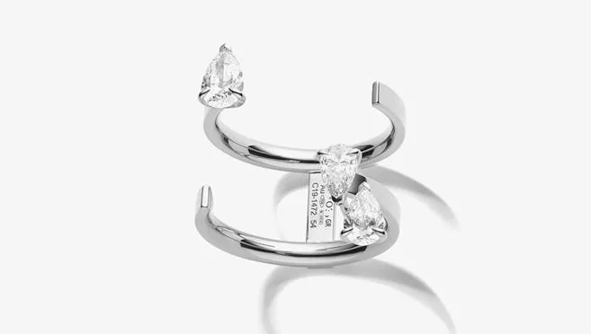 El anillo de compromiso de Tamara Falcó es un diseño en oro blanco con tres diamantes de la firma italiana Repossi.