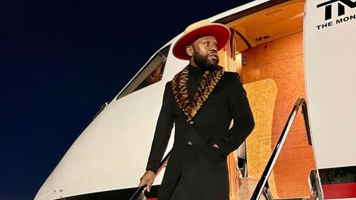 Floyd Mayweather saliendo de su avión