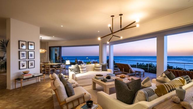 El amplio comedor con vistas al mar es una de las estancias más preciadas de la nueva mansión de Kim Kardashian en Malibú.