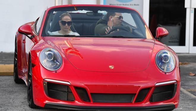 Jennifer Lopez, junto a Alex Rodríguez, en su Porsche 911 Carrera GTS.