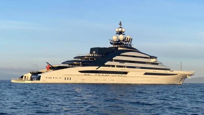 Nord tiene 142 metros de eslora y entre sus equipaciones destaca un hangar con capacidad para dos helicópteros.