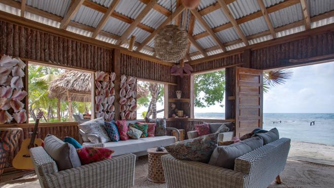 Sala de estar de una de las casas que ofrece la isla Coral Caye