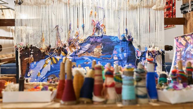 Imagen del proyecto 'Hand in hand', de Fendi para celebrar los 25 años de su icónico bolso 'Baguette'