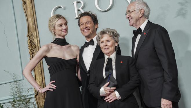 Dominic West junto a sus compañeros de reparto en The Crown