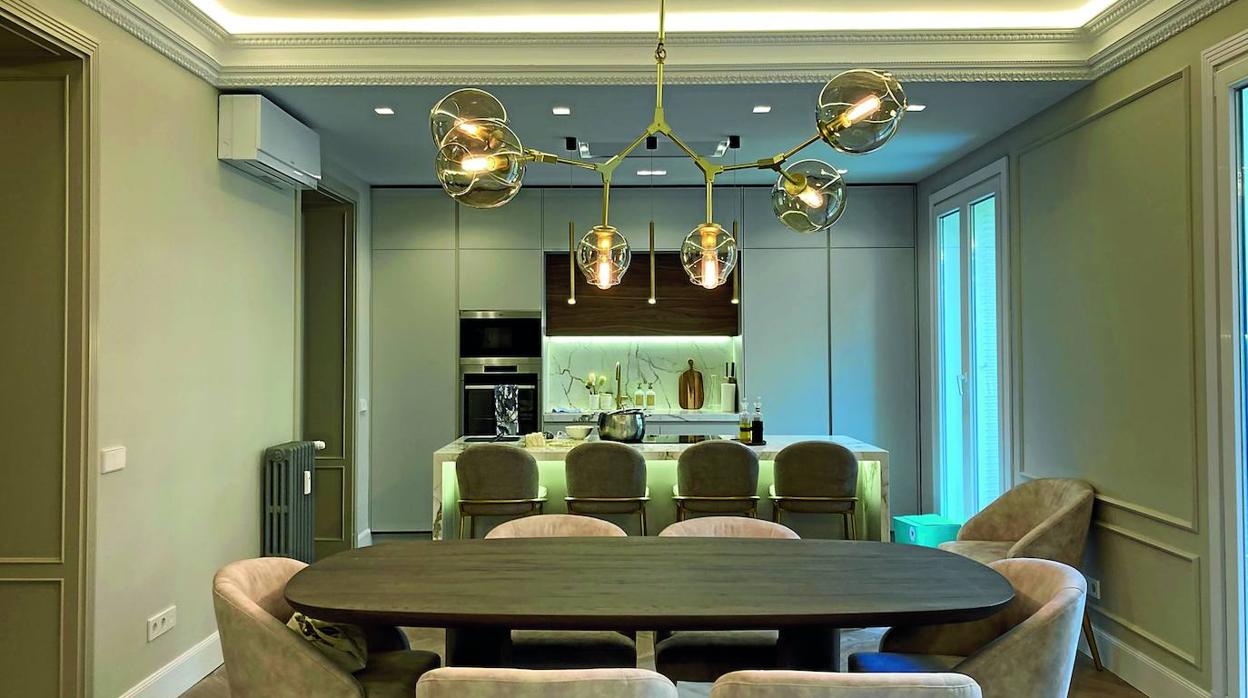 Cocina integrada en el salón. Decoración a cargo de Cocinas Ábaco