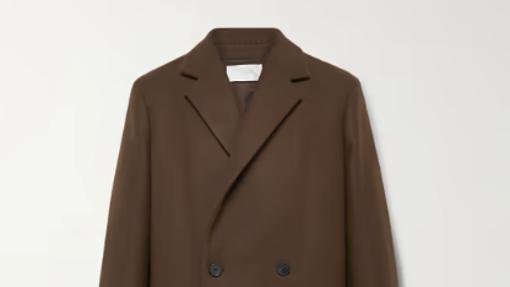 Abrigo marrón de The Row. Precio: 3,500 euros