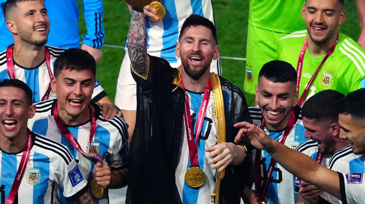 Leo Messi levanta la Copa del Mundial de fútbol con sus compañeros de la selección argentina