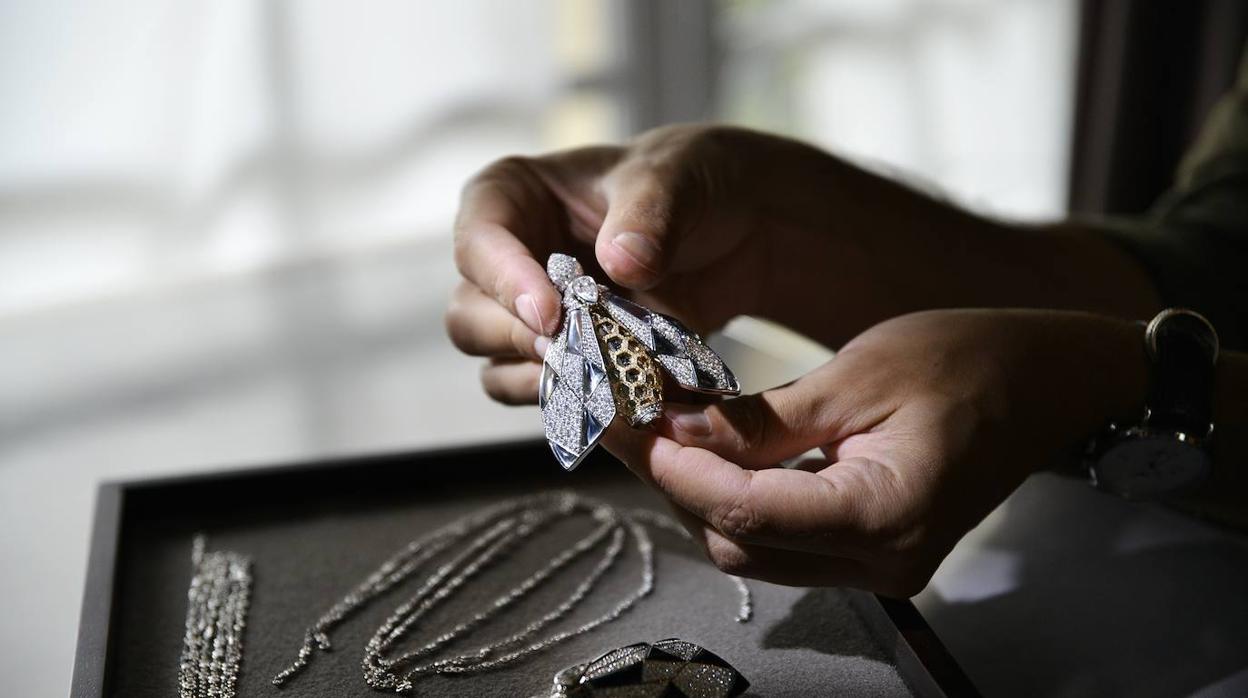 Una abeja reina engastada en oro y diamantes, así es el perfume más original y exclusivo