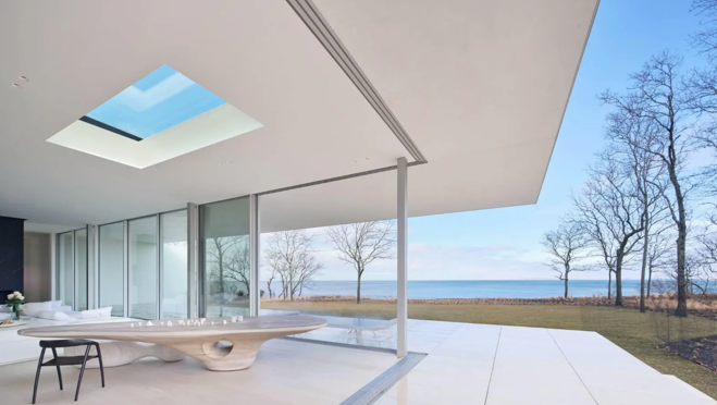 La parcela dispone de una playa de arena privada