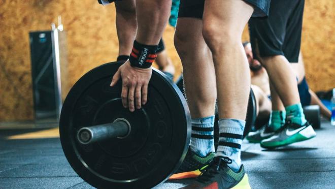 Además de realizar carreras, también tienes que entrenar la fuerza antes de una maratón.