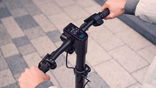 Viene con una pantalla LED que ofrece información de utilidad al usuario