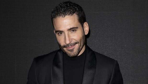 Miguel Ángel Silvestre y su reinterpretación del traje como estrella en los desfiles de París