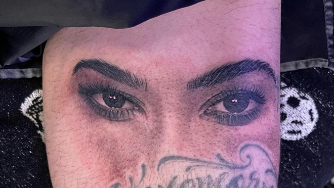 El tatuaje de Travis Barker de los ojos de Kourtney Kardashian