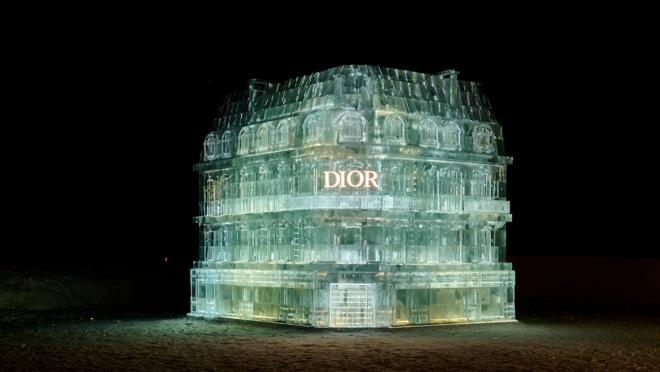 La tienda efímera de hielo de Dior se ilumina por la noche.