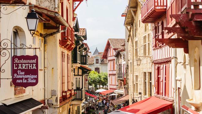 Rue de la République con sus casas tradicionales