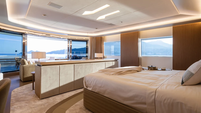 El interior presenta acabados de lujo y un estilo contemporáneo