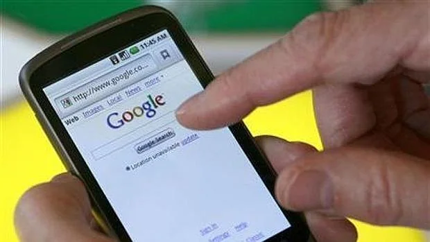 Un usuario busca en Google desde el móvil