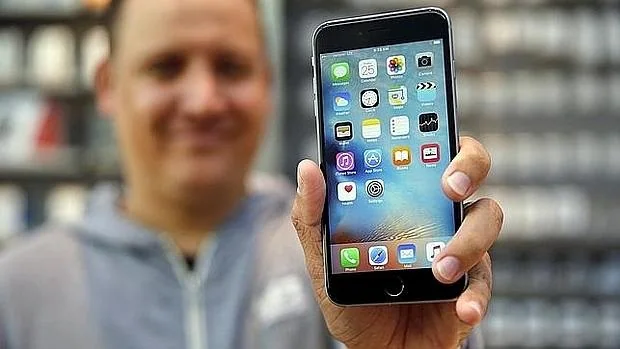 Un usuario posa con el nuevo iPhone 6S en Palo Alto