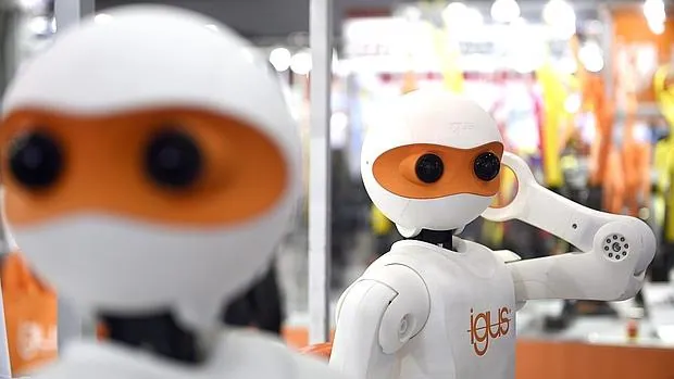 El robot Asimo saluda en la feria del automóvil de Tokio