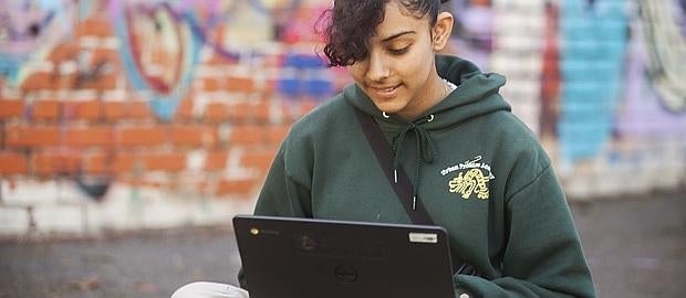 Una estudiante con un Chromebook