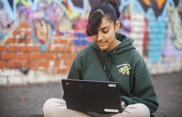 Una estudiante con un Chromebook