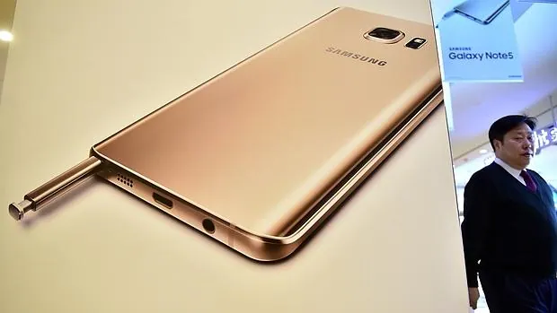 El colapso en el mercado de los «smartphones» pasa factura también a Samsung