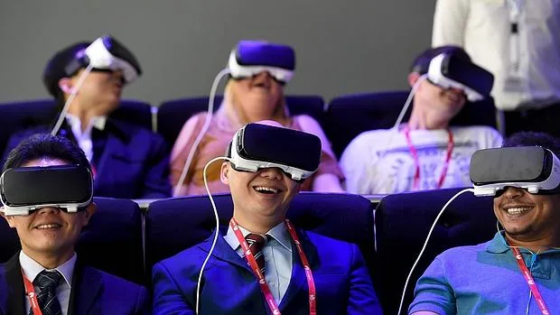 Varias personas prueban las gafas Gear VR de Samsung