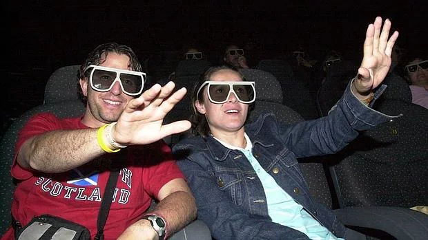 Dos personas ven una película en 3D