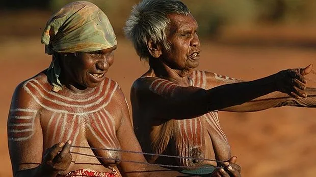 Imagen de dos mujeres indígenas publicado en «New Matilda» y que Faceobok ha vetado