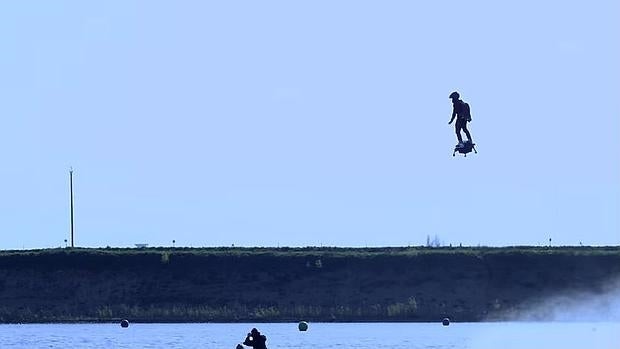 Flyboard Air: así es el monopatín volador del creador del «flyboard»