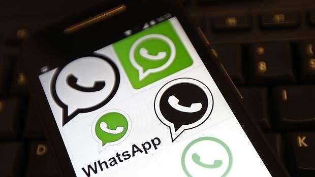 Una pantalla de celular con imágenes relacionadas con WhatsApp