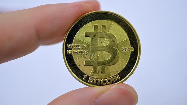 Simulación del bitcoin, una moneda virtual que se cambia a 454 dólares aproximadamente