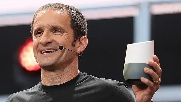 Mario Queiroz, vicepresidente de producto de Google, muestra el dispositivo Google Home