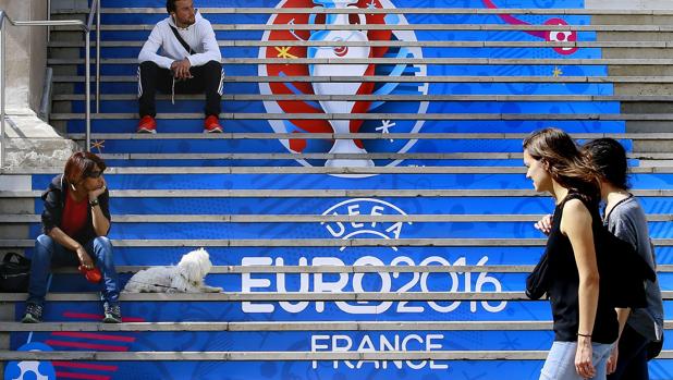 Escaleras decoradas con el logo de la Eurocopa 2016