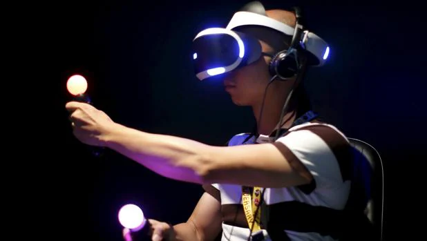 Un usuario prueba el casco de realidad virtual PlayStation VR