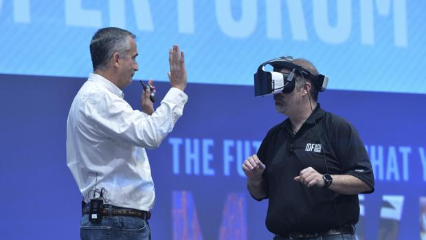 El consejero delegado de Intel, Brian Krzanich, en la presentación del casco de realidad virtual Proyecto Alloy