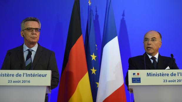 Los ministros de Interior de Alemania, Thomas de Maizière (izq.), y Francia, Bernard Cazeneuve (derecha)