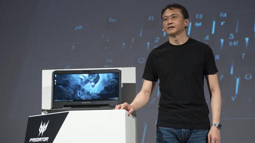 El consejero delegado de Acer, Jason Chen, con Predator 21X