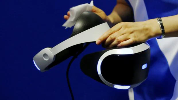 Varios visitantes prueban un juego de realidad virtual de Sony PlayStation VR durante el Tokyo Game show
