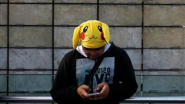 Un usuario de Pokemon Go juega a la aplicación con un gorro de «Pikachu»