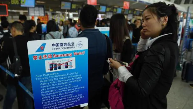 Cartel de advertencia sobre la prohibición de acceder al avión con smartphones Samsung Galaxy Note 7