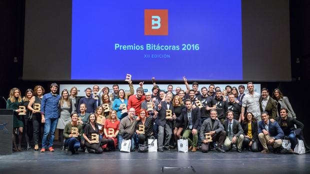 Foto de familia con los galardonados en los Premios Bitacoras
