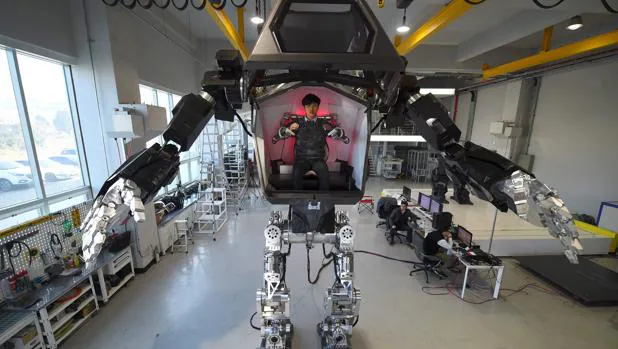 En Seúl, un grupo de ingenieros prueba un robot humanoide de cuatro metros de altura denominado Method-2